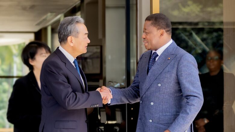 échange diplomatique entre le président togolais, Faure Essozimna Gnassingbé, et Monsieur Wang Yi, ministre chinois des Affaires étrangères
