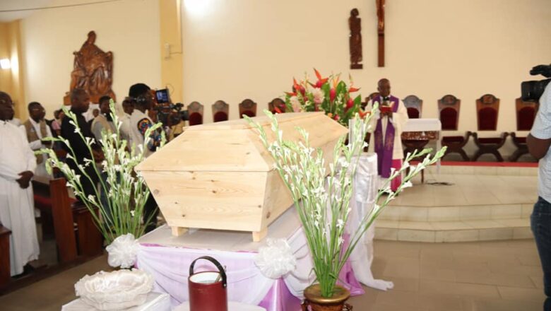 L’archevêque émérite de l’archidiocèse de Lomé, Monseigneur Philippe Fanoko Kpodzro, décédé le 4 janvier 2024 à l’âge de 93 ans, a été inhumé ce jeudi 1er février à la cathédrale Sacré-Cœur de Lomé dans la stricte intimité familiale et ecclésiale.