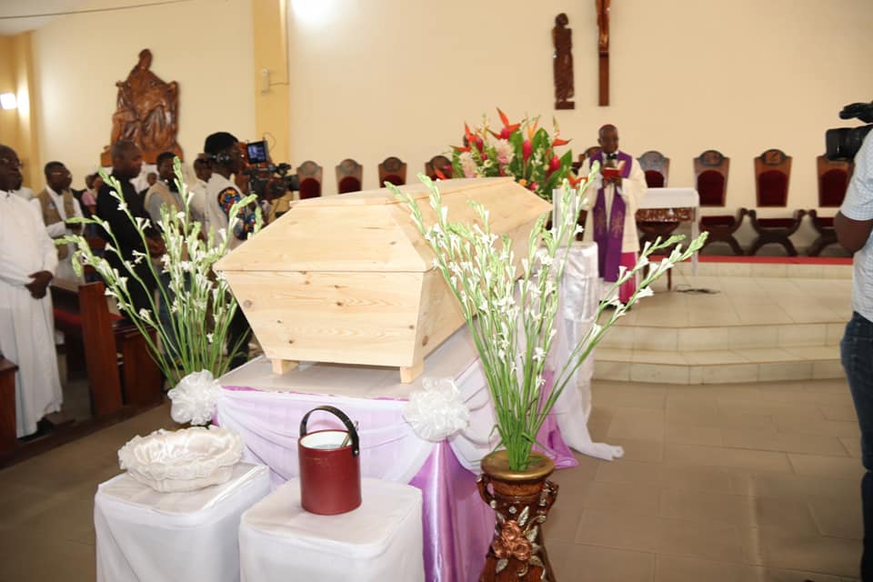 L’archevêque émérite de l’archidiocèse de Lomé, Monseigneur Philippe Fanoko Kpodzro, décédé le 4 janvier 2024 à l’âge de 93 ans, a été inhumé ce jeudi 1er février à la cathédrale Sacré-Cœur de Lomé dans la stricte intimité familiale et ecclésiale.