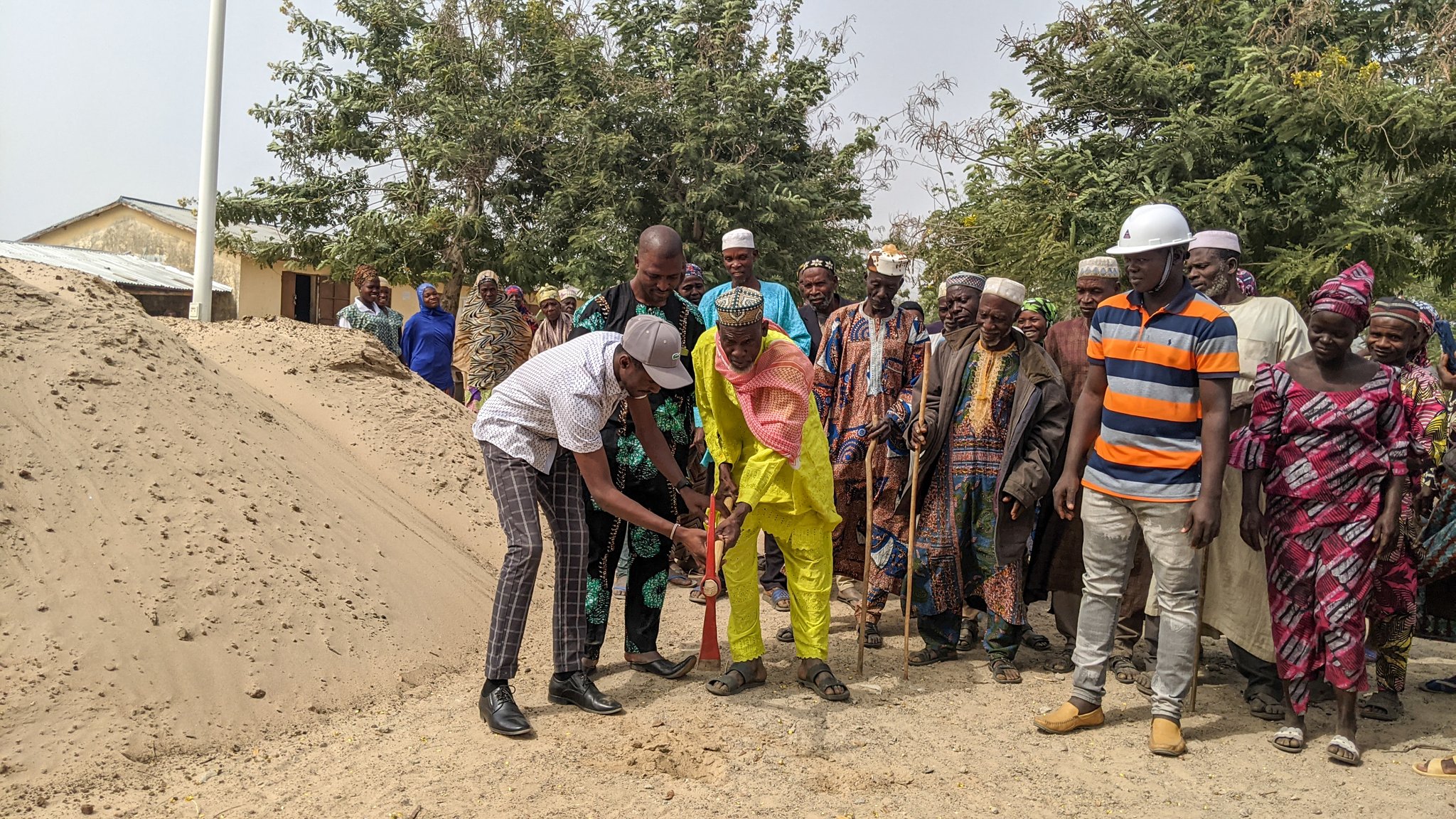 la cérémonie officielle de lancement du projet de construction d'infrastructures scolaires de l'ONG Internationale Ossara dans la commune de Kozah3.