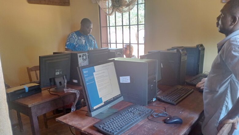 Le collège d'enseignement général (CEG) de Noèpé-Aképé a reçu, mercredi 14 février 2024, un don de matériels informatiques de la part de l'ONG PASSAÏ et de ses partenaires AGEL GENESYS et ANTENNA France