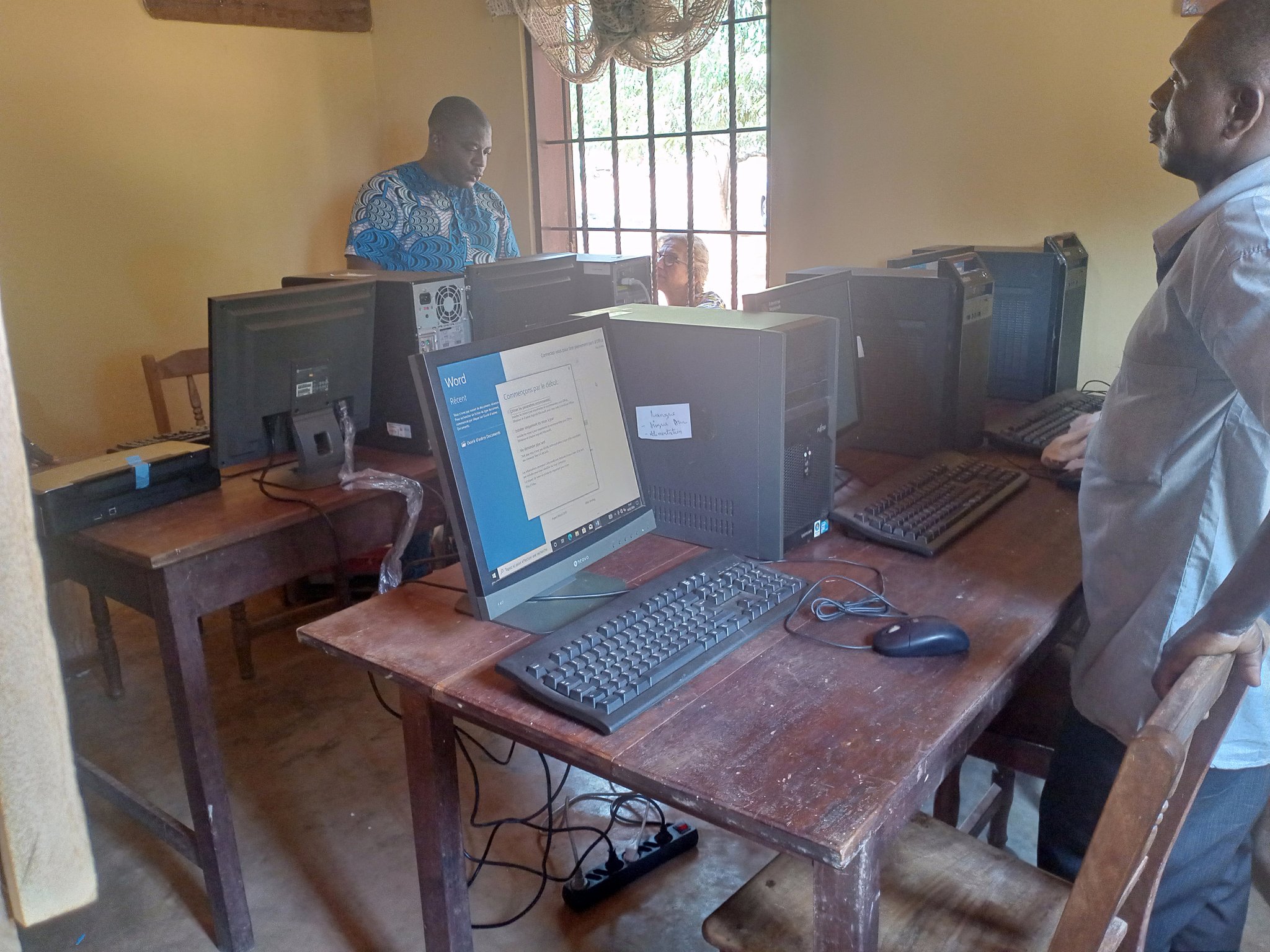 Le collège d'enseignement général (CEG) de Noèpé-Aképé a reçu, mercredi 14 février 2024, un don de matériels informatiques de la part de l'ONG PASSAÏ et de ses partenaires AGEL GENESYS et ANTENNA France