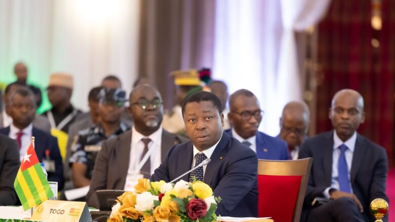 a pris une décision surprenante et courageuse en levant une partie des sanctions économiques et financières imposées au Niger