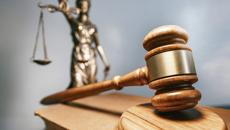 Un système judiciaire en plein essor, en effet, en 2023, le Togo a témoigné d'une avancée remarquable dans la promotion de la justice de proximité. Les Maisons de Justice (MDJ), piliers de cette initiative, ont enregistré une hausse notable de 17 % des saisines, avec 4.513 requêtes traitées, contre 3.857 l'année antérieure. Cette progression est le reflet d'une efficacité accrue et d'une rapidité d'action qui caractérisent désormais ces institutions. Résolution amiable : un succès chiffré Le succès de ces MDJ se mesure également par les résultats tangibles obtenus dans la résolution des conflits. Grâce à l'intervention de ces structures, plus de 80 millions de francs CFA ont été récupérés sur les 120 millions dus, selon les données fournies par le ministère de la Justice et de la Législation. Ces chiffres illustrent l'impact positif de la justice de proximité sur la société togolaise. Sous la houlette de Mipamb Nahm-Tchougli, le ministère de la Justice et de la Législation voit dans ces résultats un indicateur prometteur de la stratégie gouvernementale visant à rapprocher la justice des citoyens. Cette approche vise à instaurer une justice accessible et efficace pour tous. Les maisons de justice : un relais judiciaire essentiel Depuis leur instauration en 2018, les maisons de justice jouent un rôle crucial en agissant comme intermédiaires entre les juridictions traditionnelles et les citoyens. Elles facilitent la résolution de litiges mineurs par la conciliation ou la médiation, contribuant ainsi à désengorger les tribunaux. À l'heure actuelle, le Togo compte 17 maisons de justice, dont 16 sont pleinement opérationnelles. Le prochain objectif stratégique est d'atteindre une couverture intégrale du territoire national, assurant ainsi une justice de proximité pour chaque citoyen togolais.