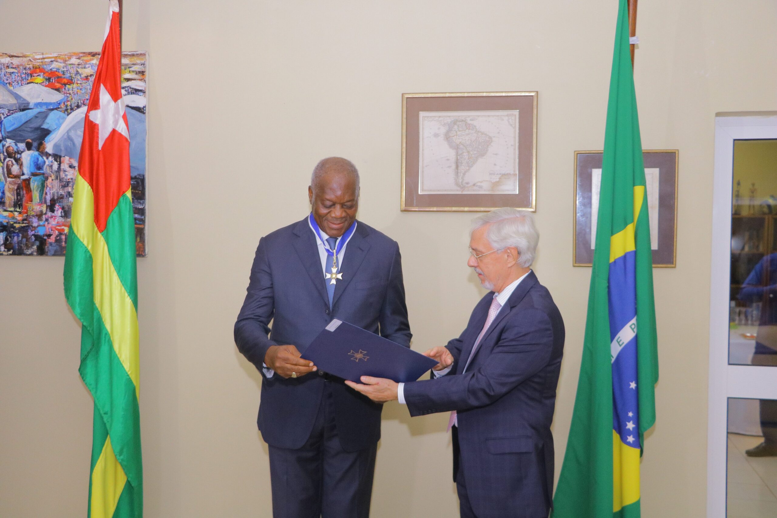 Le Brésil décore le Maire d’Aného, Alexis Coffi AQUEREBURU