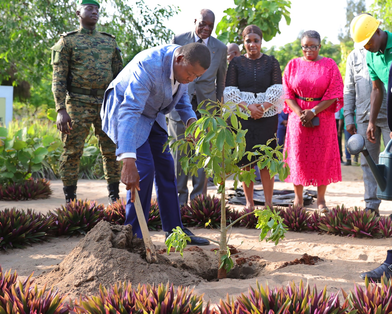 Le Président Faure Essozimna Gnassingbé a honoré la préfecture des Lacs de sa présence inopinée et a planté un baobab.