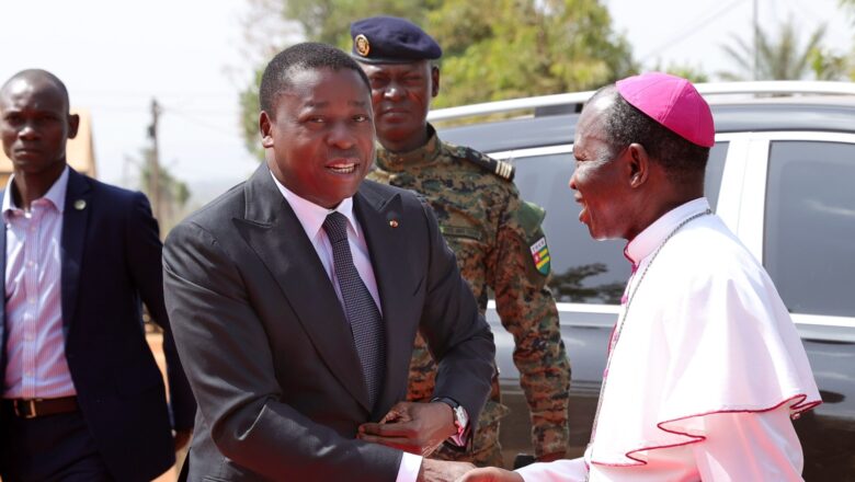 Dans la solennité de la tradition et le recueillement, la nation togolaise a rendu un dernier hommage à l’un de ses valeureux fils, le Colonel Bitala Madjoullba