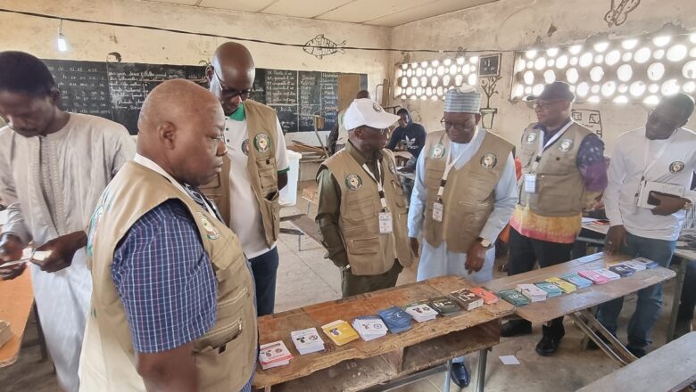 Le Professeur Ibrahim Gambari, illustre chef de la MOE de la CEDEAO, a entamé une tournée méticuleuse à travers Dakar