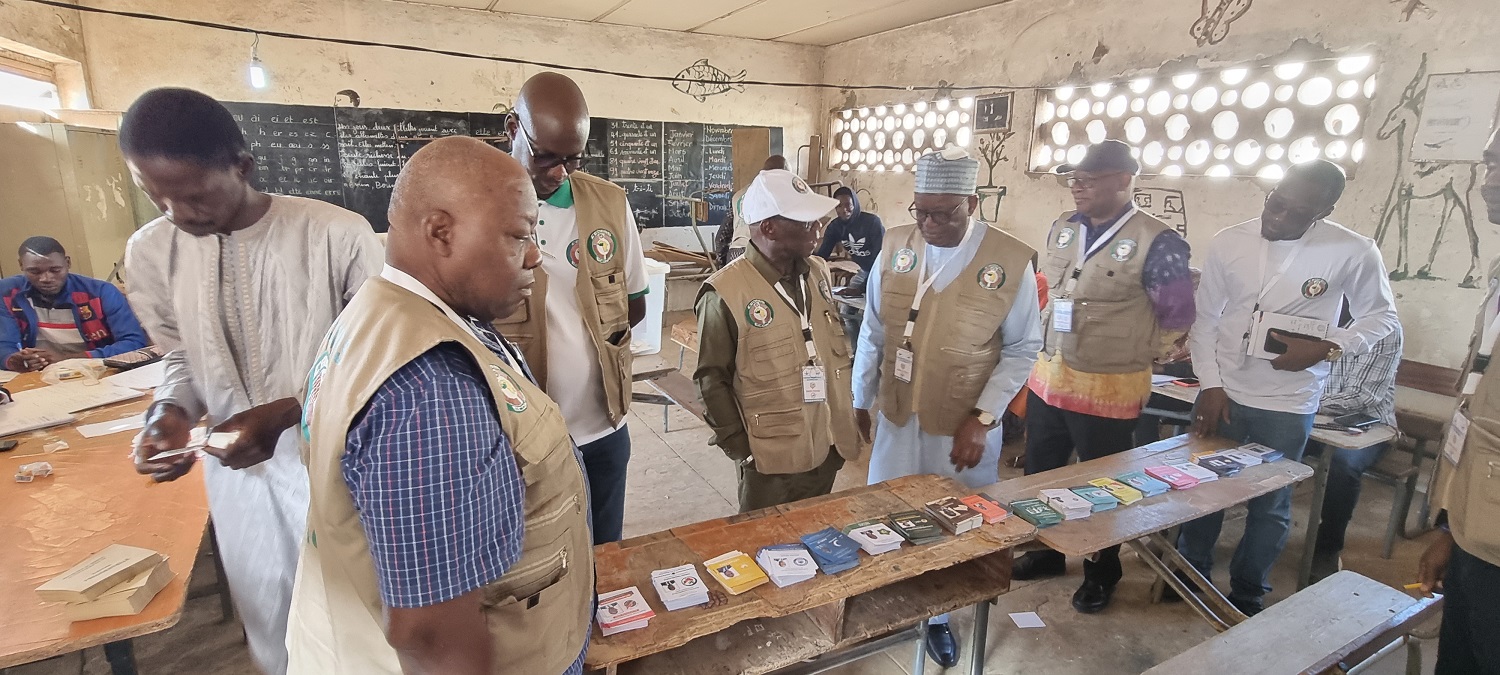 Le Professeur Ibrahim Gambari, illustre chef de la MOE de la CEDEAO, a entamé une tournée méticuleuse à travers Dakar