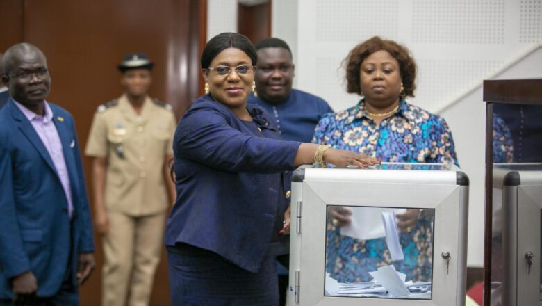 L’adoption de cette révision constitutionnelle met en lumière le rôle central de l’Assemblée nationale et du Sénat dans la vie politique.