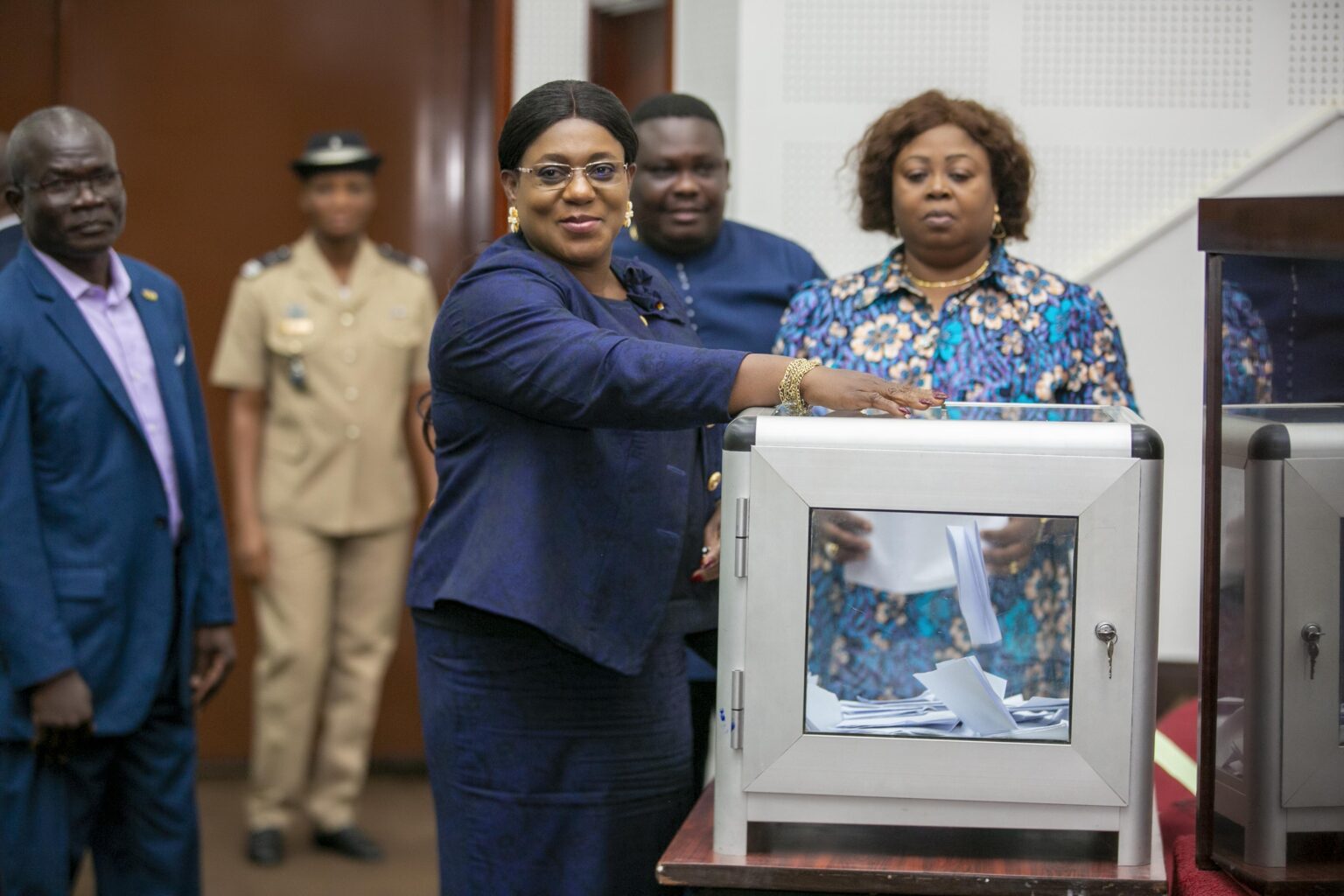 L’adoption de cette révision constitutionnelle met en lumière le rôle central de l’Assemblée nationale et du Sénat dans la vie politique.