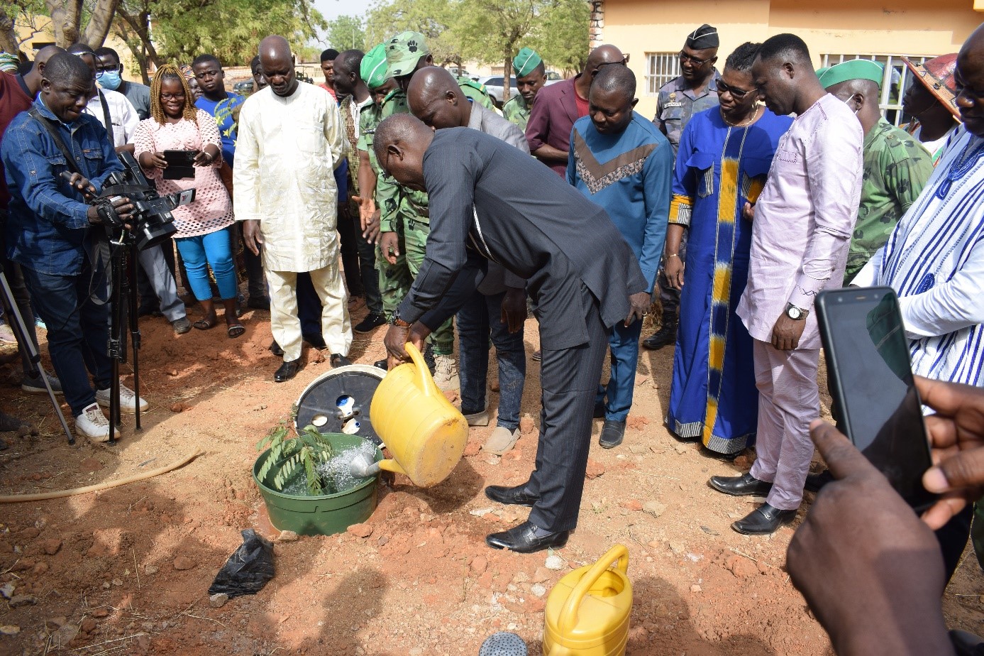 Le ministère de l’environnement récompense les reboiseurs des savanes
