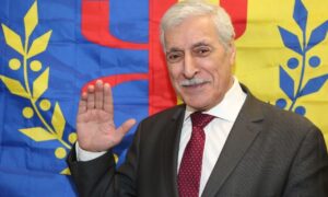 Ferhat Mehenni, au nom du peuple kabyle, a solennellement proclamé l’indépendance de la Kabylie, marquant un tournant historique pour la région.