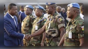 Arrestation secrète de colonels togolais suspectés de comploter un coup d'État, dans un climat de tension et d'incertitude nationale.