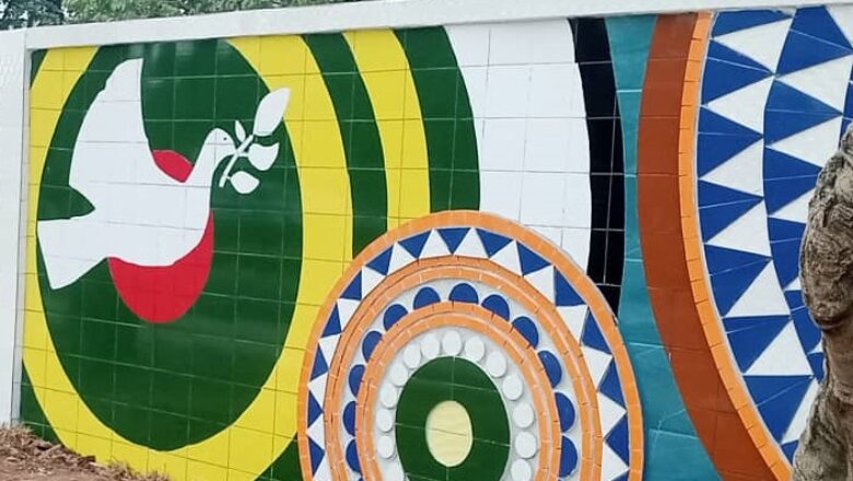 L’inauguration de fresques murales au lycée de Tokoin à Lomé, symbolisant l’unité culturelle et marquant une avancée significative