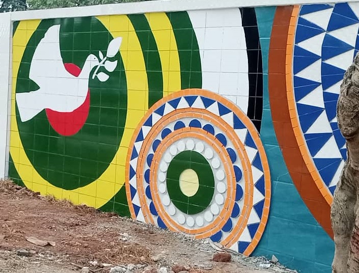 L’inauguration de fresques murales au lycée de Tokoin à Lomé, symbolisant l’unité culturelle et marquant une avancée significative