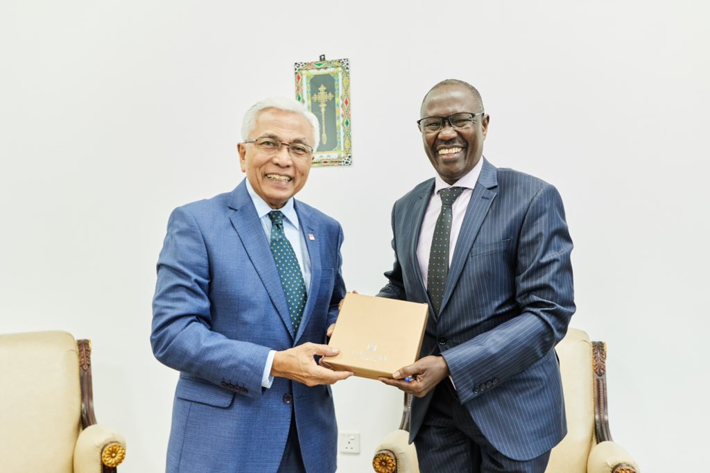 Visite du Haut-Commissaire de Singapour au Ghana au Secrétariat de la ZLECAf et les perspectives économiques prometteuses qui en découlent.