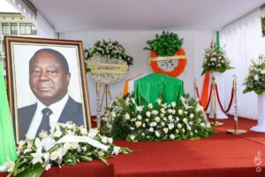 La Côte d’Ivoire a rendu un hommage national à son ancien président, Henri Konan Bédié, décédé en août 2023, lors d’une cérémonie émouvante