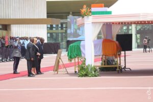 La Côte d’Ivoire a rendu un hommage national à son ancien président, Henri Konan Bédié, décédé en août 2023, lors d’une cérémonie émouvante