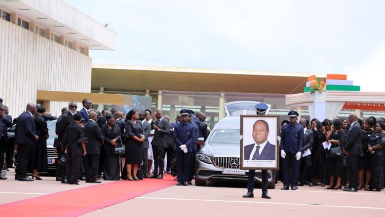 La Côte d’Ivoire a rendu un hommage national à son ancien président, Henri Konan Bédié, décédé en août 2023, lors d’une cérémonie émouvante