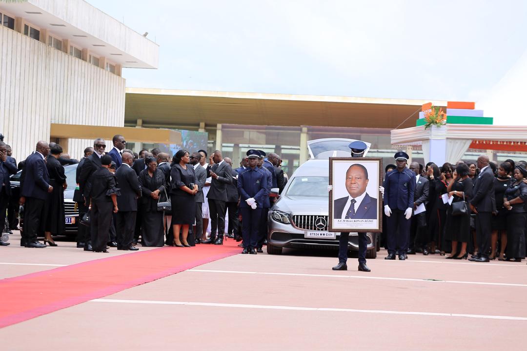 La Côte d’Ivoire a rendu un hommage national à son ancien président, Henri Konan Bédié, décédé en août 2023, lors d’une cérémonie émouvante