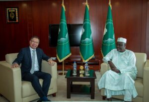 Le président de la Commission de l'UA, Moussa Faki Mahamat, reçoit une invitation du président chinois pour le prochain sommet FOCAC, 