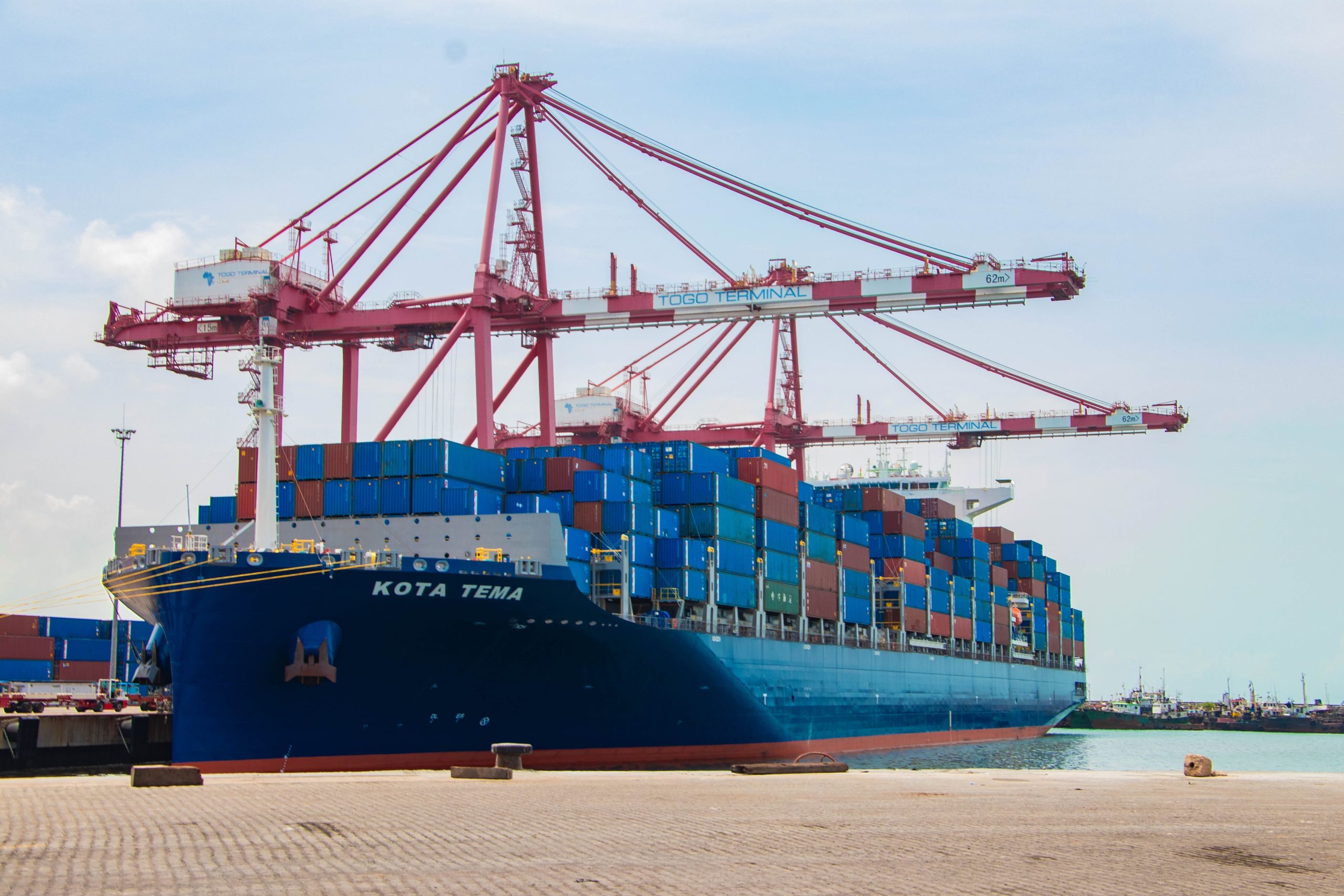 Le navire Kota Tema, un géant des mers, accoste pour la première fois au port de Lomé, symbolisant l'ambition du Togo