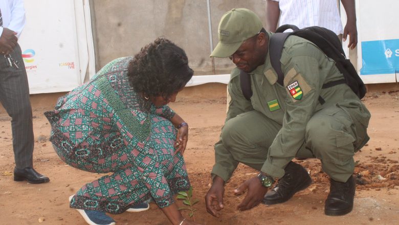 Dans le cadre de la campagne nationale de reboisement, Mme Kayi MIVEDOR-SAMBIANI et le ministère du Commerce ont planté des arbres à Lomé.