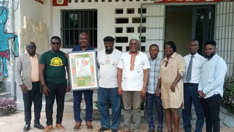 Le groupe de musique togolaise Togo All Stars, de retour d'une tournée européenne triomphale, a reçu les félicitations du ministre