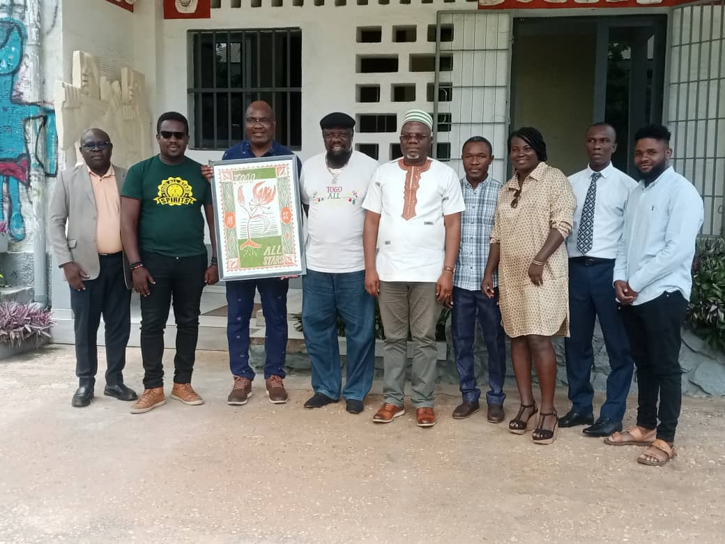 Le groupe de musique togolaise Togo All Stars, de retour d'une tournée européenne triomphale, a reçu les félicitations du ministre