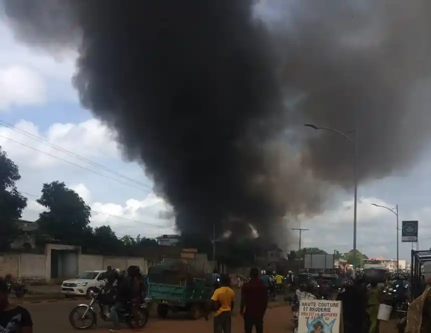 un incendie d'ampleur considérable a éclaté à la gare-service Sanol de Sagbado, plongeant le quartier dans un chaos indescriptible