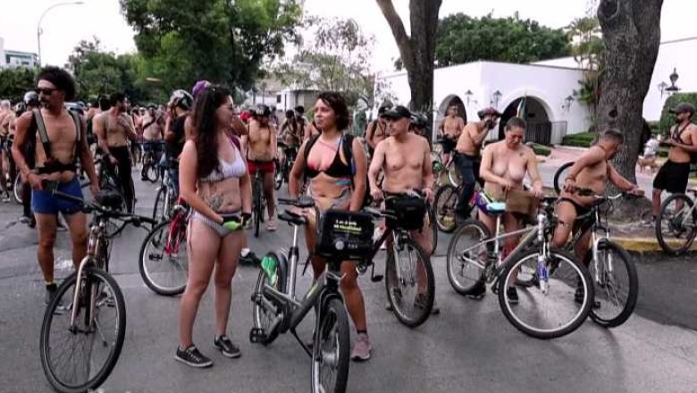 Des centaines de cyclistes, certains nus, ont défilé dans les rues de Guadalajara pour promouvoir le vélo et la sécurité routière.
