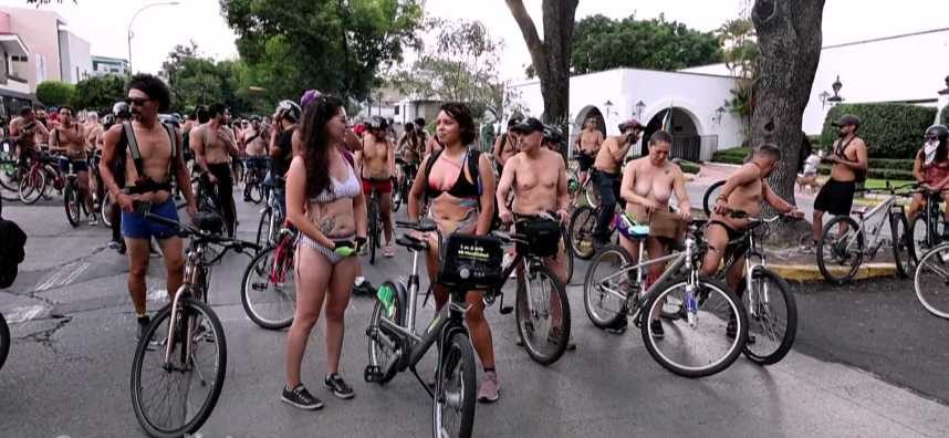Des cyclistes nus envahissent Guadalajara pour la sécurité routière