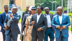 Le président de l'Assemblée nationale togolaise, Sevon-Tépé Kodjo Adédzé, visite le chantier du nouveau pavillon annexe