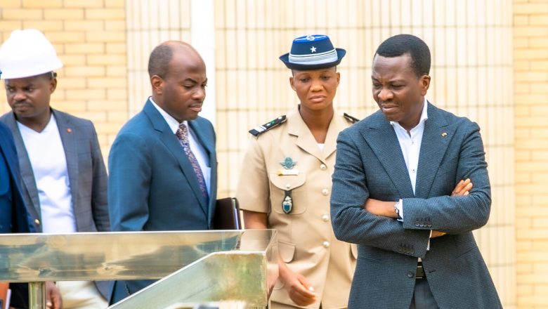 Le président de l'Assemblée nationale togolaise, Sevon-Tépé Kodjo Adédzé, visite le chantier du nouveau pavillon annexe