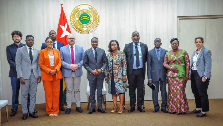 Visite d’une délégation du Sénat américain au Togo pour renforcer les liens diplomatiques et explorer de nouvelles avenues de coopération, mettant en lumière la vision stratégique du Togo et les programmes soutenus par les États-Unis.”