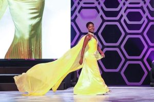 Annette Addo-Yobo, première immigrée couronnée Miss Texas 2024, allie beauté, élégance, intelligence et engagement social.