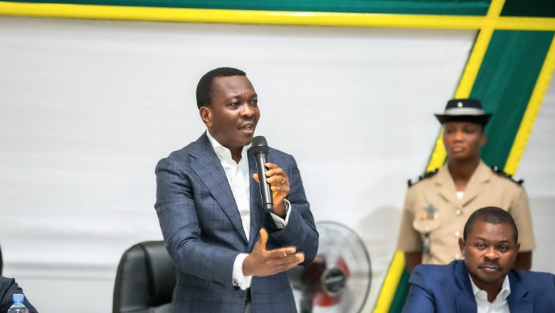 Les députés de la Maritime se rapprochent des citoyens lors de réunions communautaires pour clarifier les changements constitutionnels