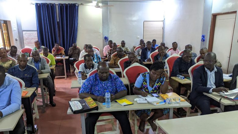 Au Togo, les radios communautaires, ancrées dans le tissu social local, jouent un rôle crucial dans la promotion des droits de l'homme