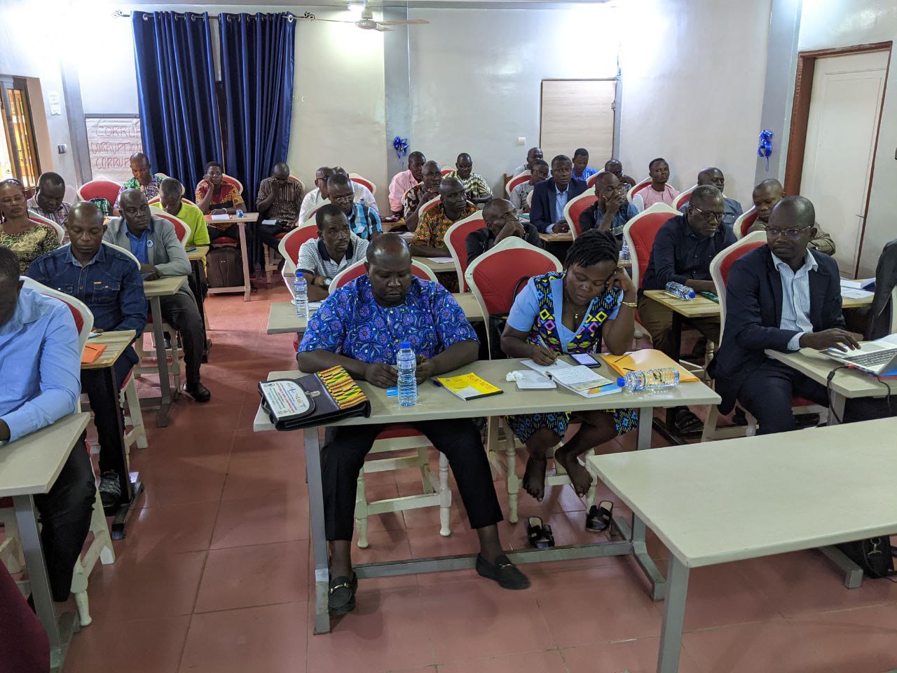 Au Togo, les radios communautaires, ancrées dans le tissu social local, jouent un rôle crucial dans la promotion des droits de l'homme