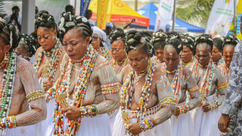 La cérémonie de la pierre sacrée, un pilier de la culture Guin, perpétue les traditions et les valeurs ancestrales.