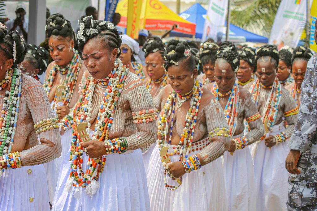 La cérémonie de la pierre sacrée, un pilier de la culture Guin, perpétue les traditions et les valeurs ancestrales.