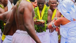 La cérémonie de la pierre sacrée, un pilier de la culture Guin, perpétue les traditions et les valeurs ancestrales.