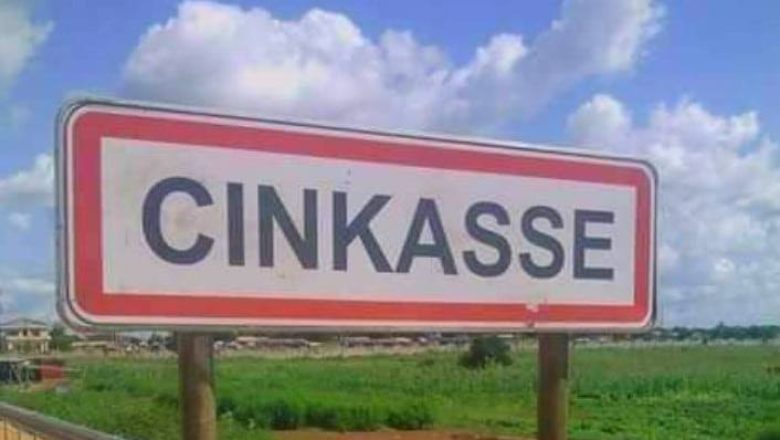 Au Togo, une association vient en aide aux femmes réfugiées du Burkina Faso en leur offrant des kits d'hygiène pour préserver leur dignité.