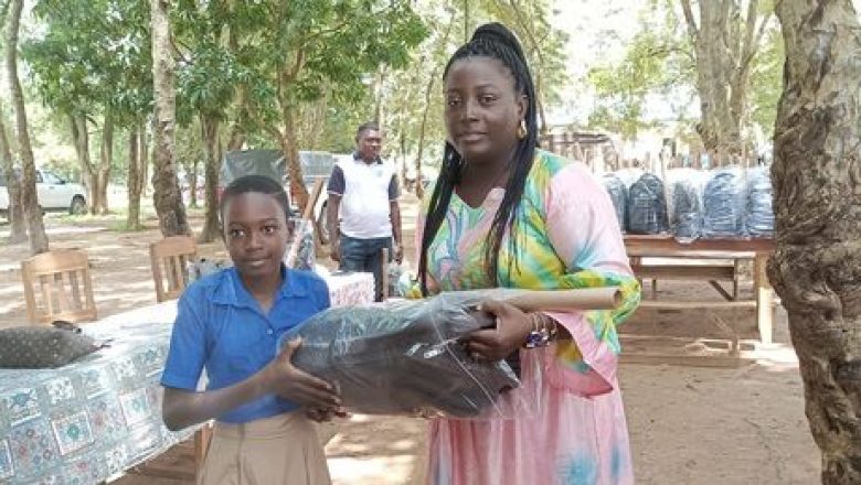 Le MEPS de Tchamba 1 récompense les jeunes filles les plus brillantes, soulignant ainsi l'importance de l'excellence académique au féminin.
