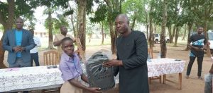 Le MEPS de Tchamba 1 récompense les jeunes filles les plus brillantes, soulignant ainsi l'importance de l'excellence académique au féminin.