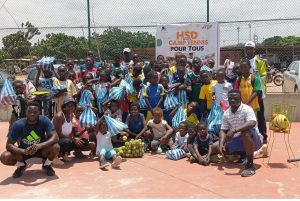 Le camp de tennis gratuit organisé par le club HSD à Lomé initie les jeunes Togolais au tennis et les encourage à concilier sport et études.