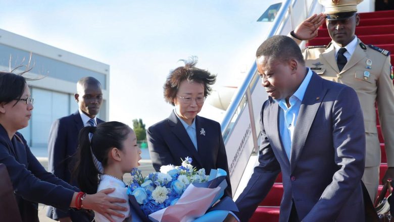 Le Président Faure Gnassingbé arrive à Pékin pour un sommet crucial du FOCAC 2024, visant à renforcer la coopération