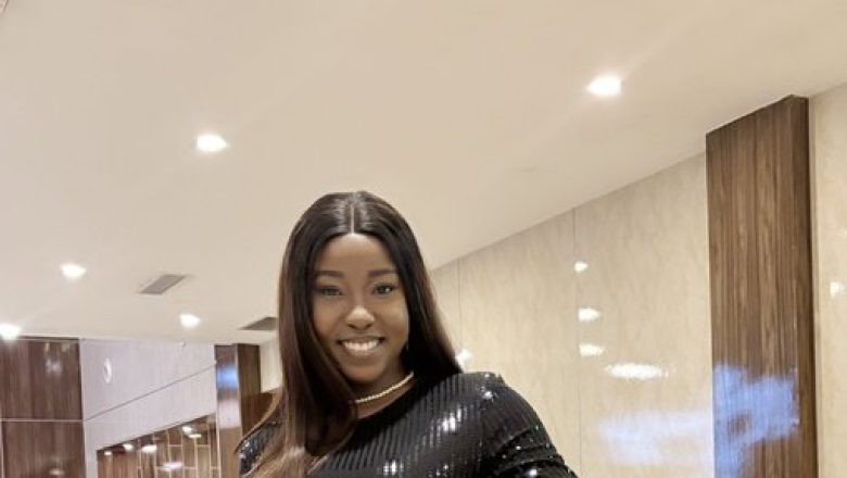 Ralycia enflamme la scène musicale togolaise en dénonçant la perte de valeur des récompenses musicales et suscite un débat houleux