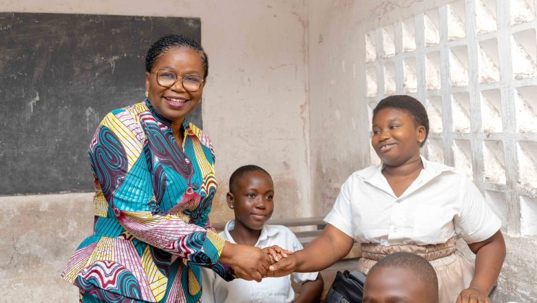 La Première Ministre du Togo, Victoire Dogbe, a visité le Lycée de Tokoin 2 et le CEG Agoè-Nyivé-Ouest, encourageant élèves et enseignants